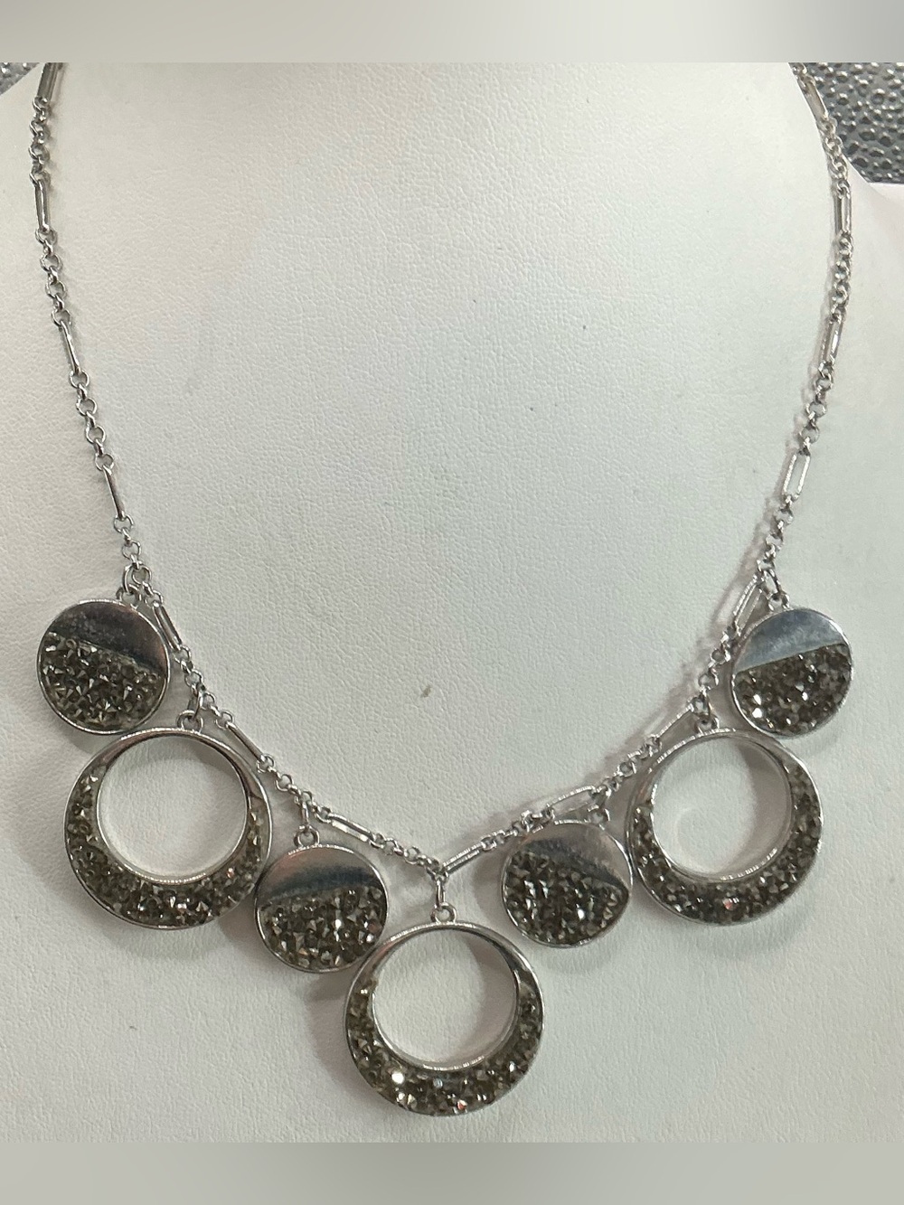 1946 BRAND SILVER TONE GLITTER CIRCLE HOOPS BIB STYLE STATEMENT NECKLACE